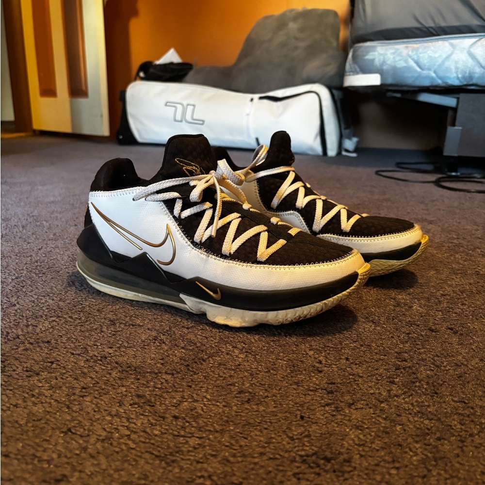 Nike LeBron 17 Low